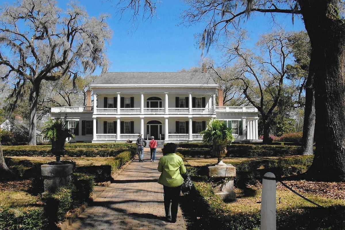 Patricia Bayonne-Johnson, in green shirt, walks toward the Rosedown Plantation in West Feliciana Parish, La.  (Patricia Bayonne-Johnson/The Black Lens)